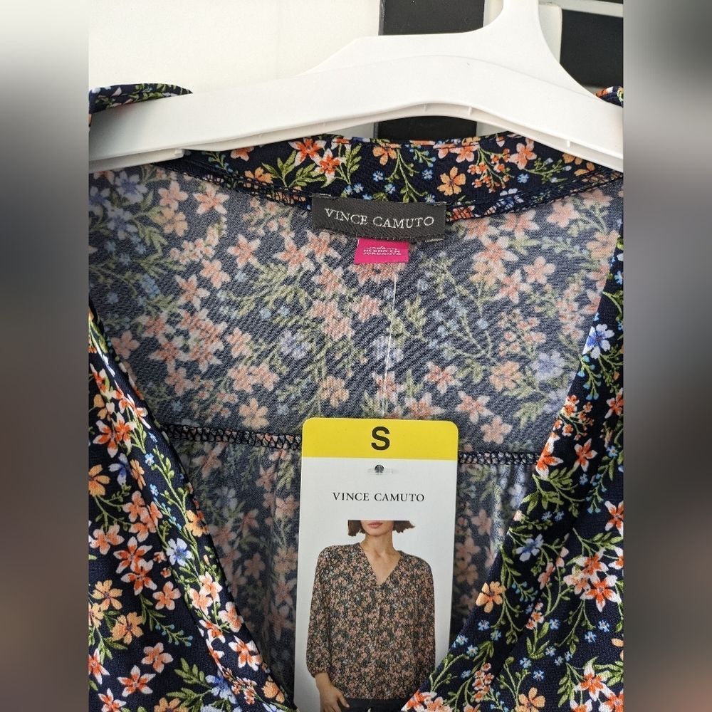 🌸Vince Camuto V-Neck Long Sleeve Floral Blouse NWT - Picture 5 of 16